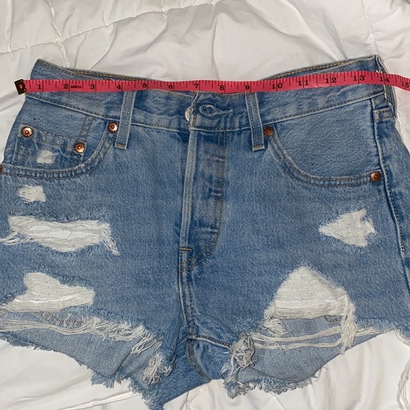 Levi destroyed cut off Jean shorts - Picture 5 of 6